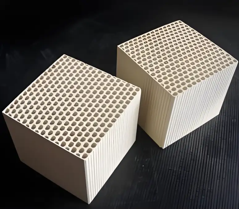 RCO催化燃烧设备蜂窝陶瓷催化剂载体特写：展示方形孔道结构