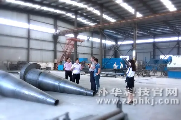 新西兰客户参观朴华科技生产车间,与朴华科技就采购环保设备进行沟通